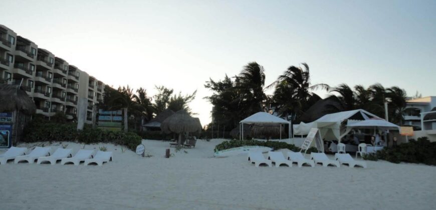 Terreno hotelero frente al mar en venta en Puerto Morelos, 1,600 m²