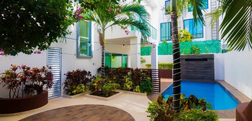 Casa en venta en Residencial Arbolada, Cancún, con doble terreno y alberca