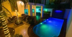 Casa en venta en Residencial Arbolada, Cancún, con doble terreno y alberca