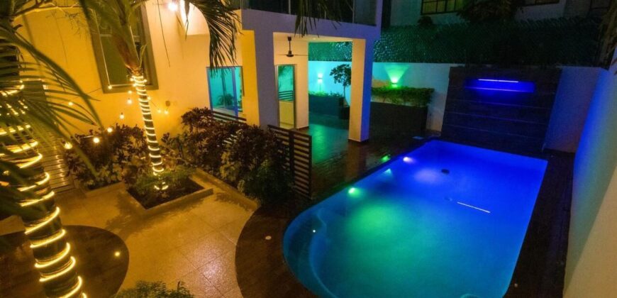 Casa en venta en Residencial Arbolada, Cancún, con doble terreno y alberca
