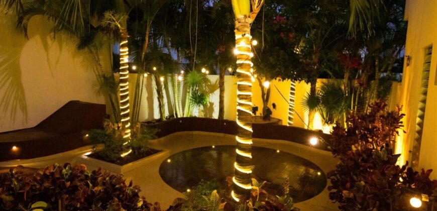 Casa en venta en Residencial Arbolada, Cancún, con doble terreno y alberca