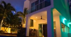 Casa en venta en Residencial Arbolada, Cancún, con doble terreno y alberca