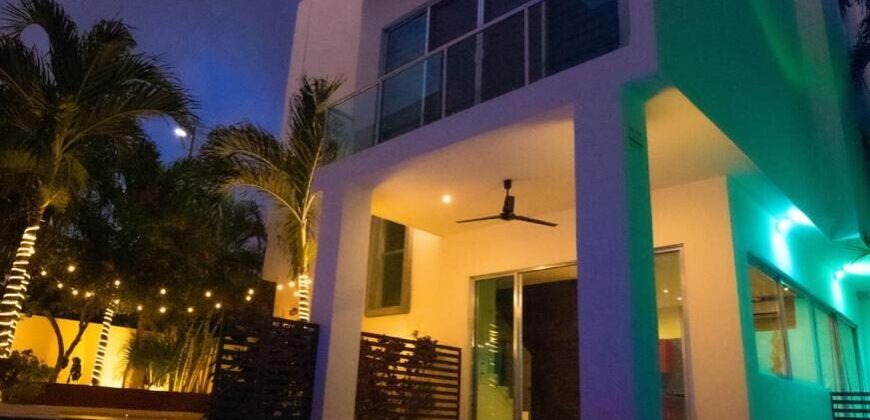 Casa en venta en Residencial Arbolada, Cancún, con doble terreno y alberca