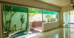 Casa en venta en Residencial Arbolada, Cancún, con doble terreno y alberca