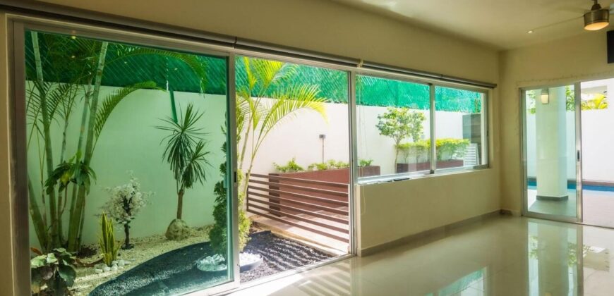 Casa en venta en Residencial Arbolada, Cancún, con doble terreno y alberca