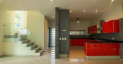 Casa en venta en Residencial Arbolada, Cancún, con doble terreno y alberca