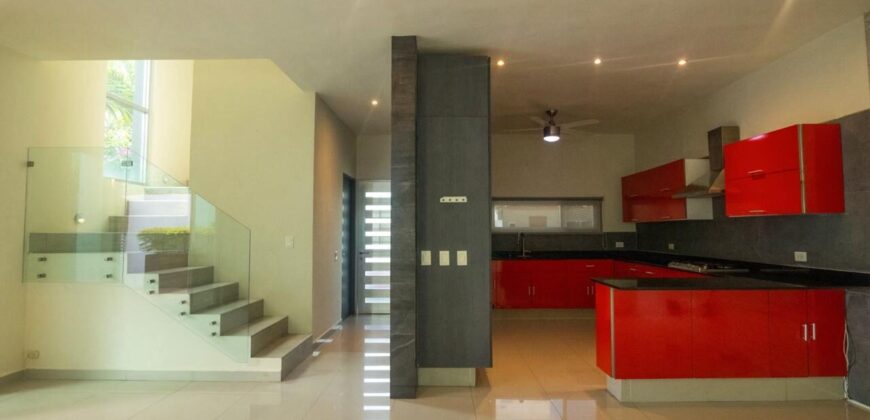 Casa en venta en Residencial Arbolada, Cancún, con doble terreno y alberca