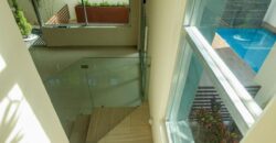 Casa en venta en Residencial Arbolada, Cancún, con doble terreno y alberca
