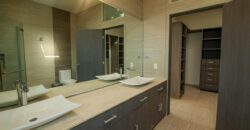 Casa en venta en Residencial Arbolada, Cancún, con doble terreno y alberca