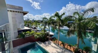 Casa en venta en Los Canales de Puerto Cancún con muelle privado