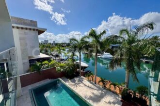 Casa en venta en Los Canales de Puerto Cancún con muelle privado