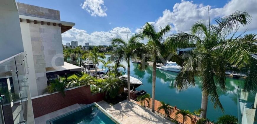 Casa en venta en Los Canales de Puerto Cancún con muelle privado