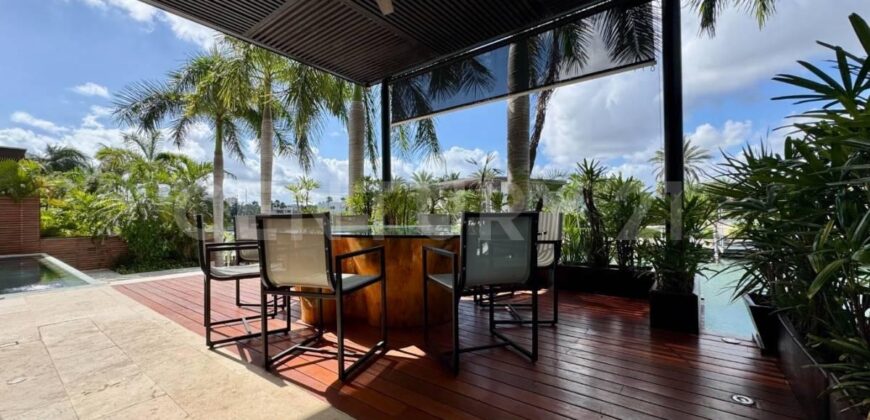 Casa en venta en Los Canales de Puerto Cancún con muelle privado