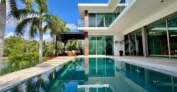 Casa en venta en Los Canales de Puerto Cancún con muelle privado