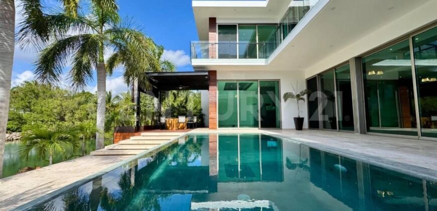 Casa en venta en Los Canales de Puerto Cancún con muelle privado