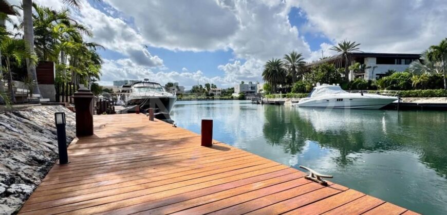 Casa en venta en Los Canales de Puerto Cancún con muelle privado