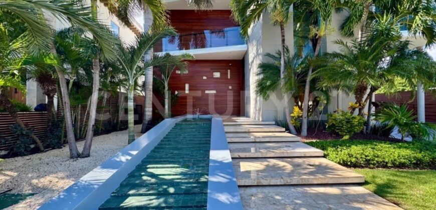 Casa en venta en Los Canales de Puerto Cancún con muelle privado