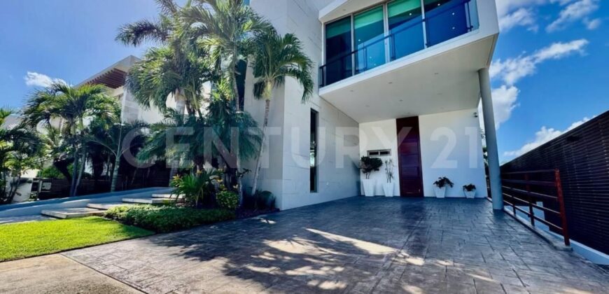 Casa en venta en Los Canales de Puerto Cancún con muelle privado