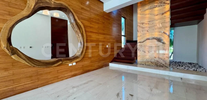 Casa en venta en Los Canales de Puerto Cancún con muelle privado