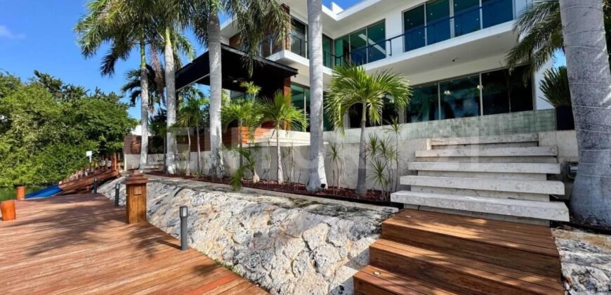Casa en venta en Los Canales de Puerto Cancún con muelle privado