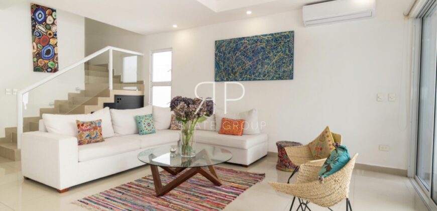 Casa con paneles solares en venta en Residencial Cumbres, Cancún