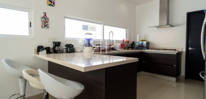 Casa con paneles solares en venta en Residencial Cumbres, Cancún