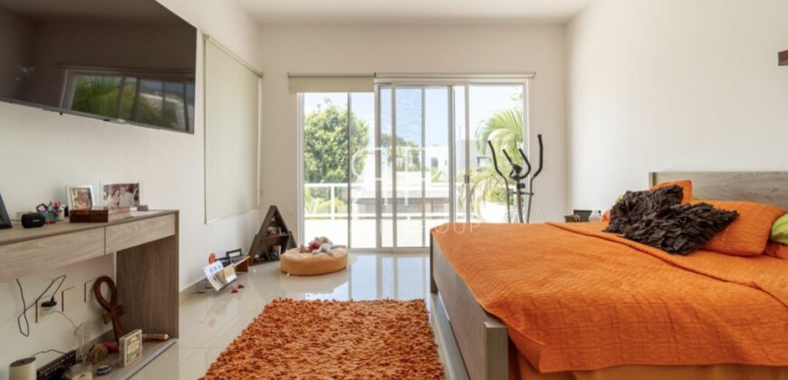 Casa con paneles solares en venta en Residencial Cumbres, Cancún