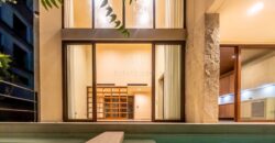 Casa de tres niveles en venta en La Marina Puerto Cancún, frente al canal