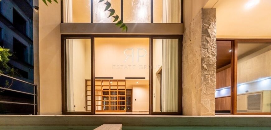 Casa de tres niveles en venta en La Marina Puerto Cancún, frente al canal