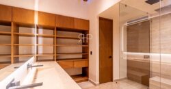 Casa de tres niveles en venta en La Marina Puerto Cancún, frente al canal