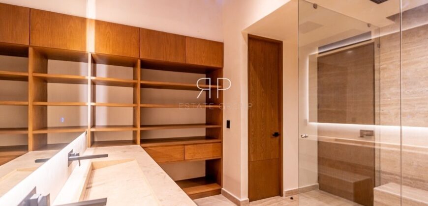 Casa de tres niveles en venta en La Marina Puerto Cancún, frente al canal
