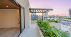 Casa de tres niveles en venta en La Marina Puerto Cancún, frente al canal