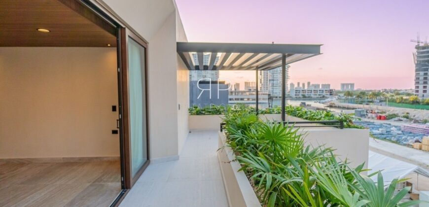 Casa de tres niveles en venta en La Marina Puerto Cancún, frente al canal