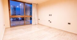 Casa de tres niveles en venta en La Marina Puerto Cancún, frente al canal
