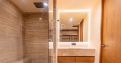 Casa de tres niveles en venta en La Marina Puerto Cancún, frente al canal