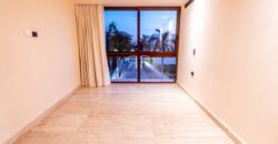 Casa de tres niveles en venta en La Marina Puerto Cancún, frente al canal