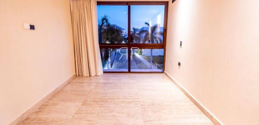 Casa de tres niveles en venta en La Marina Puerto Cancún, frente al canal