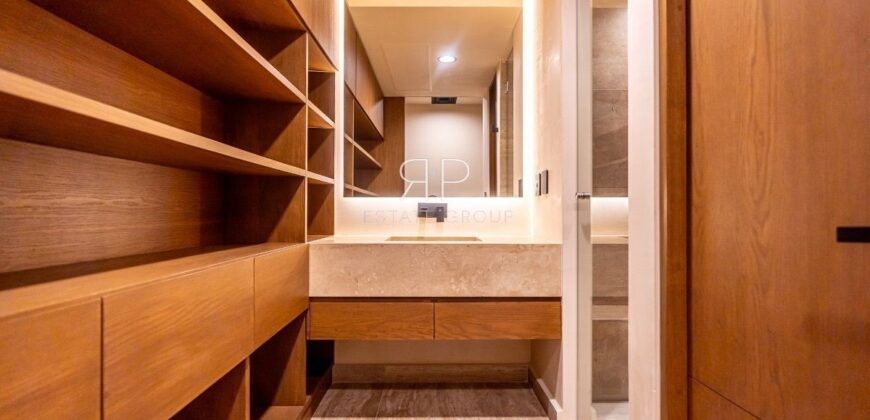 Casa de tres niveles en venta en La Marina Puerto Cancún, frente al canal