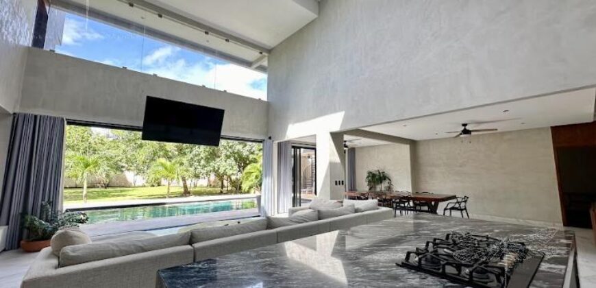 Moderna casa en venta cerca de Avenida Huayacán y Avenida Colegios, Cancún
