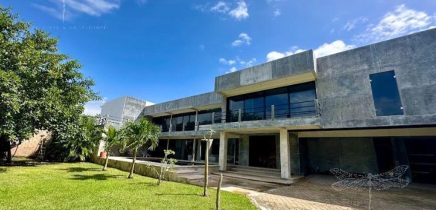 Moderna casa en venta cerca de Avenida Huayacán y Avenida Colegios, Cancún
