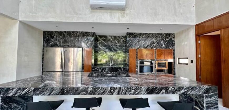 Moderna casa en venta cerca de Avenida Huayacán y Avenida Colegios, Cancún