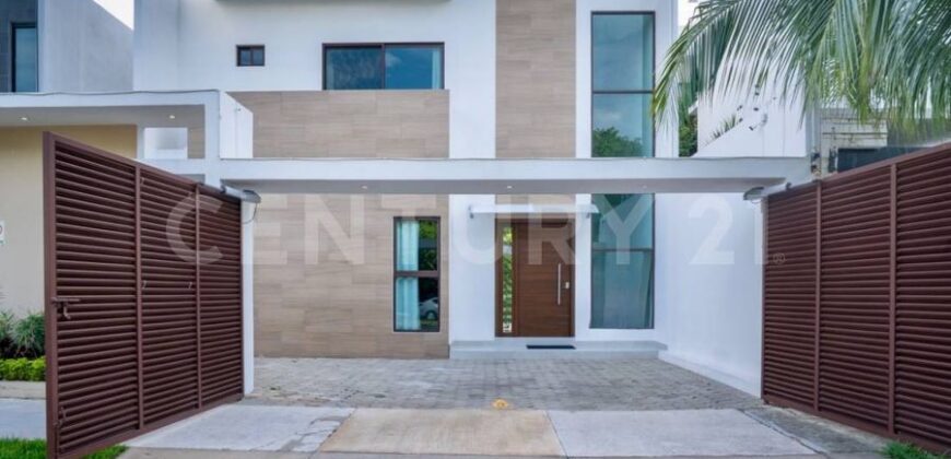 Casa frente a parque en Supermanzana 12, Cancún – $8,900,000 MXN