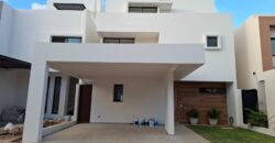 Casa con alberca en Vía Cumbres, Cancún – $9,500,000 MXN
