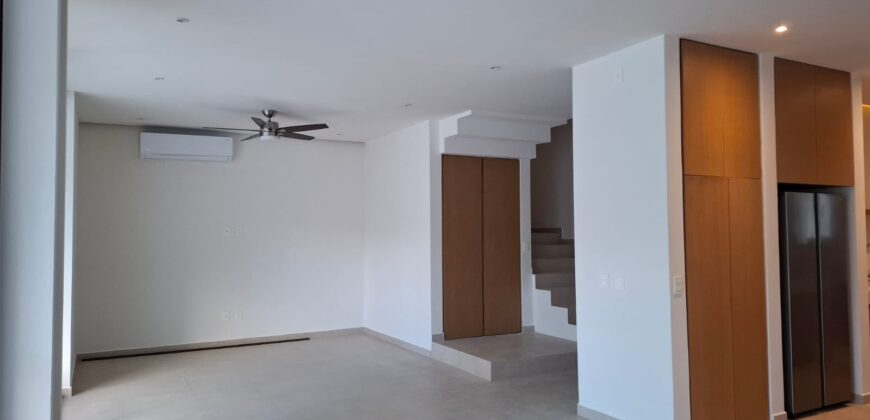 Casa de tres recámaras con alberca en Vía Cumbres, Cancún