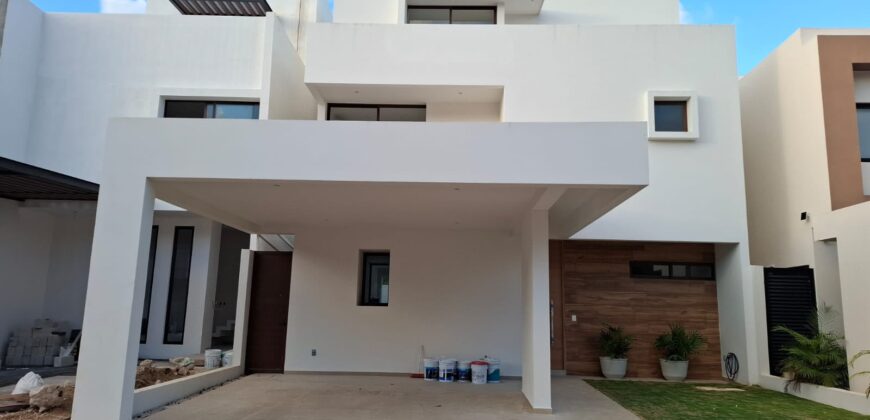 Casa de tres recámaras con alberca en Vía Cumbres, Cancún