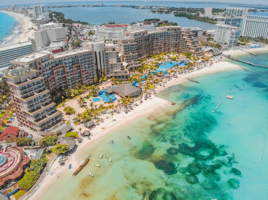 ¿Puede un extranjero comprar una casa en Cancún? Guía del fideicomiso en zona restringida