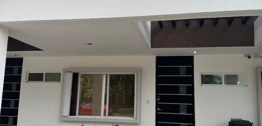 Casa de tres recámaras en Jardines del Sur IV, Cancún