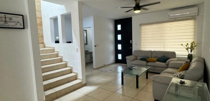 Casa de tres recámaras en Jardines del Sur IV, Cancún