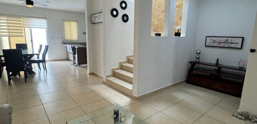 Casa de tres recámaras en Jardines del Sur IV, Cancún