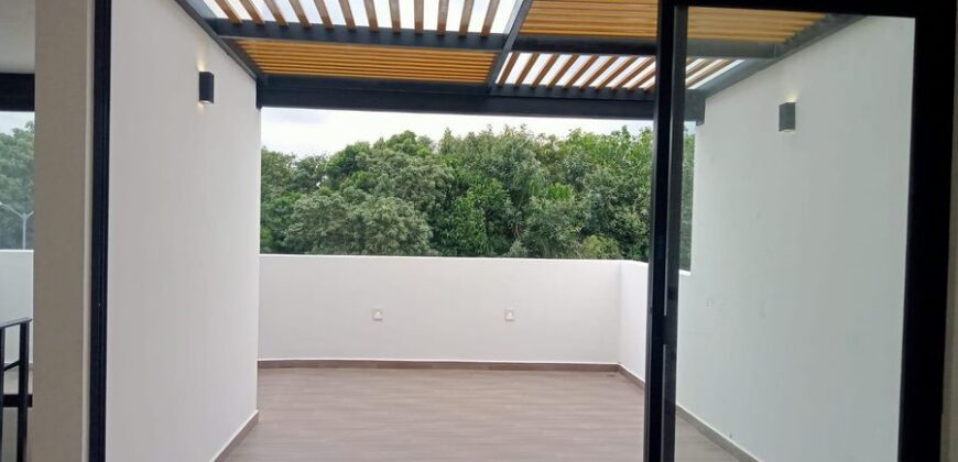 Casa con alberca y roof garden en Residencial Aqua, Cancún